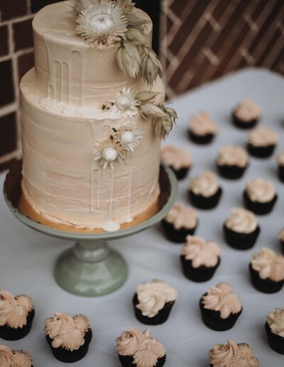 wedding-cake-with-cupcakes-chocolate